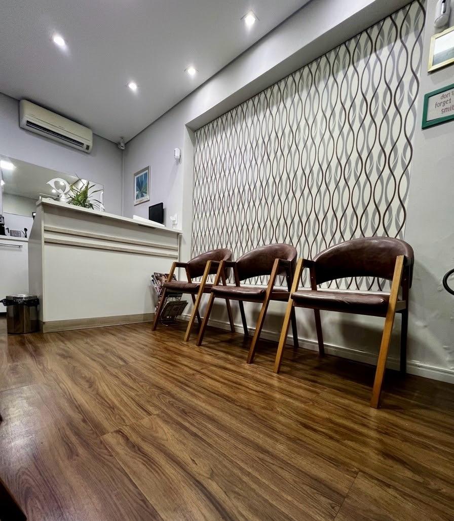 Sala de espera com cadeiras do IOCE
